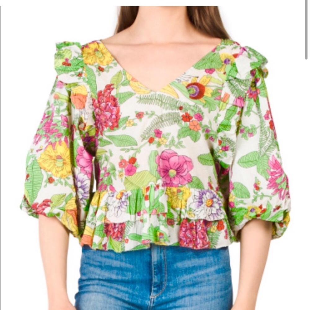 Love the label puff sleeve tie back top